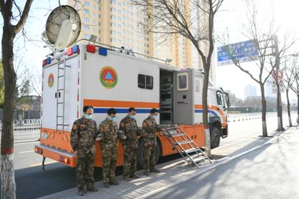 山西省人防辦信息保障中心值守人員肅立默哀，向英雄致敬、愿逝者安息